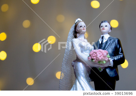 Figure of happy newlyweds Figure of happy newlyweds 39013696
