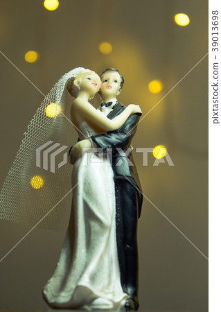 Figure of happy newlyweds 39013698
