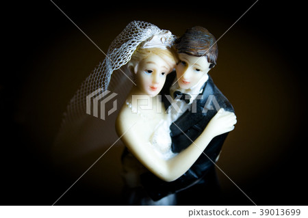 Figure of happy newlyweds Figure of happy newlyweds 39013699