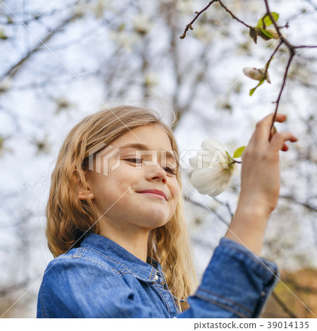 Adorable little girl in magnolia garden Adorable little girl in magnolia garden 39014135