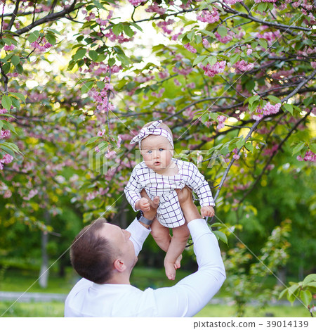 Young father with his baby girl in blossom sakura  39014139