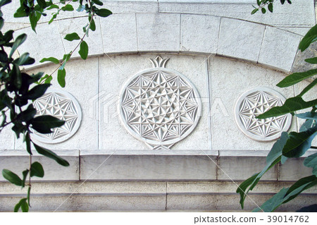 Three sand stone ornaments on the archway 39014762