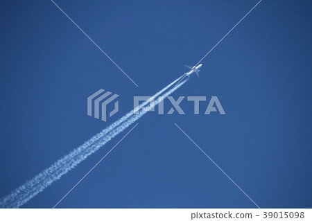 與白色雲彩的班機飛行 與白色雲彩的班機飛行 39015098