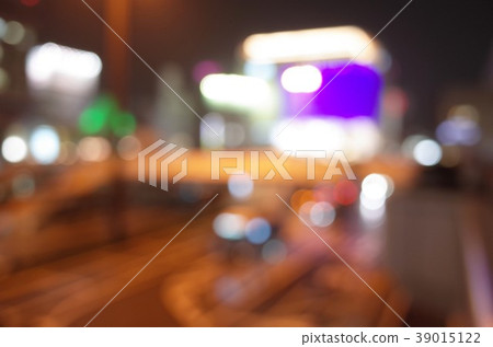 閃閃發光的背後是一個模糊的城市,美麗的光芒 閃閃發光的背後是一個模糊的城市,美麗的光芒 39015122