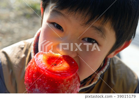 責罵一個紅色蘋果的男孩 39015179