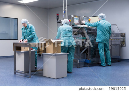 Pharmaceutical factory workers in sterile 39015925