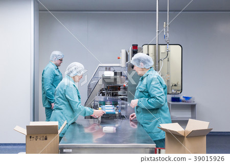 Pharmaceutical factory workers in sterile 39015926