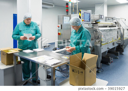 Pharmaceutical factory workers in sterile 39015927