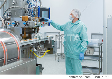 Pharmacy industry factory man worker in protective 39015958