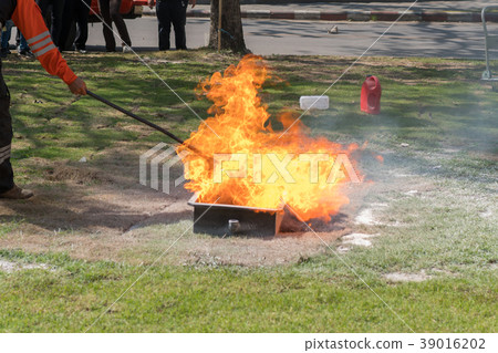 Demonstration of the fire with a fire extinguisher Demonstration of the fire with a fire extinguisher 39016202