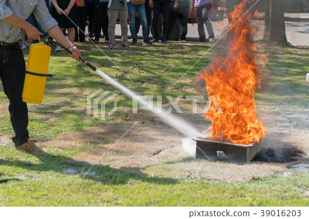 Demonstration of the fire with a fire extinguisher Demonstration of the fire with a fire extinguisher 39016203