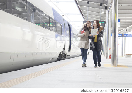 Friends, Couples, Train, Travel, KTX, Gangneung Station, Gangneung, Gangwon-do Friends, Couples, Train, Travel, KTX, Gangneung Station, Gangneung, Gangwon-do 39016277