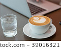 Hot art latte coffee cup on wooden table 39016321