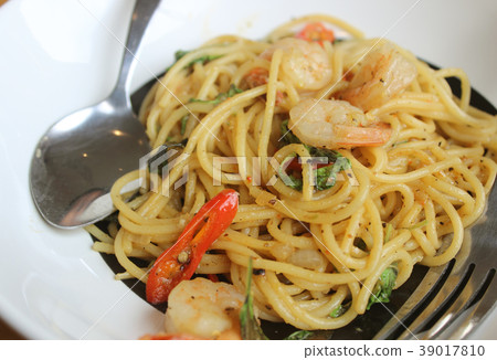 Stir-fried spicy spaghetti with shrimp Stir-fried spicy spaghetti with shrimp 39017810