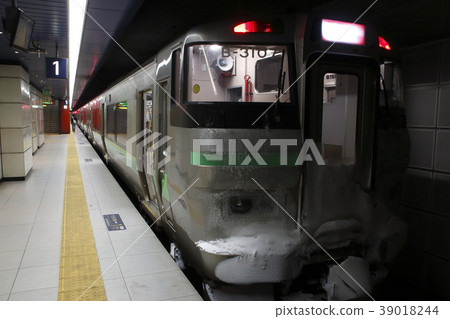 冬季停靠新千歲機場站的千歲線733系列車 39018244
