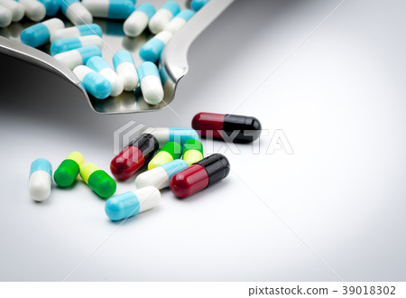 capsule pills on stainless steel drug tray  39018302