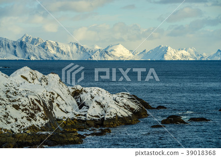 Seascape with snow-capped mountains 39018368