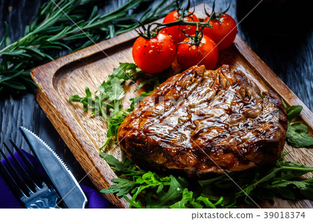 Juicy portions of grilled fillet steak Juicy portions of grilled fillet steak 39018374