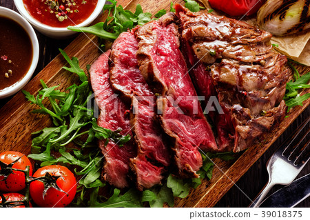 Juicy rare sliced grilled fillet steak  39018375