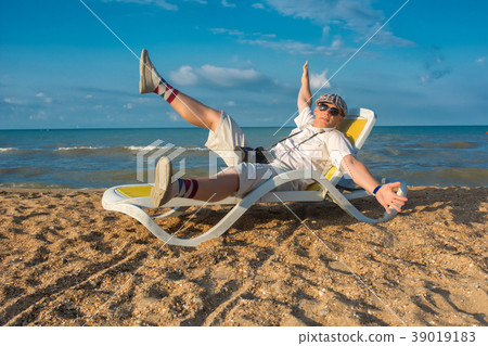 Photographer on a beach 39019183
