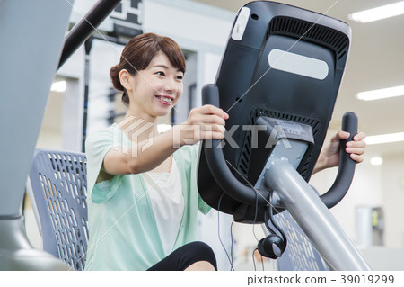 Fitness gym woman exercise Fitness gym woman exercise 39019299