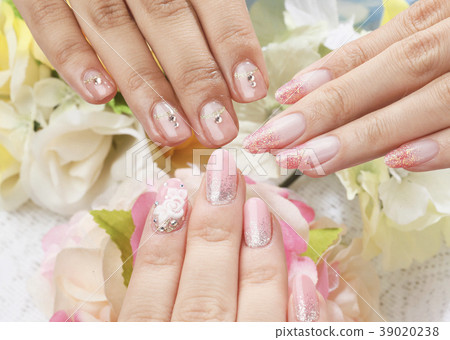 被釘牢的婦女的手 39020238