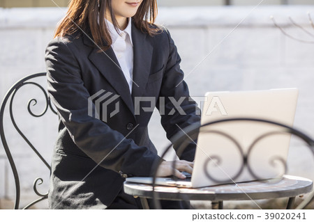 做計算機的婦女外面 39020241