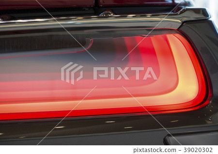 全LED後組合燈採用疊層鏡原理 全LED後組合燈採用疊層鏡原理 39020302