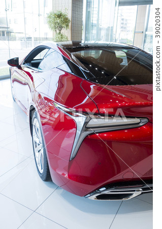 A tail lamp that produces a light with a sense of depth, with L-shaped lighting overlapping in layers when lit 39020304