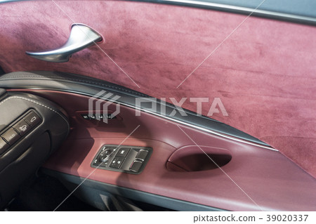 A luxurious space created by the technique of an inside door handle craftsman who pursues a curve familiar with nature 39020337