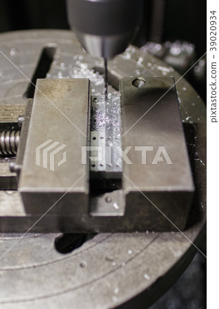 用鑽孔機鑽孔 39020934