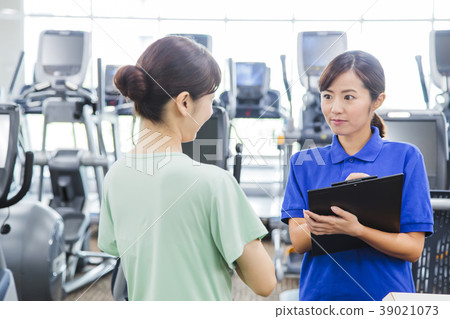 Fitness gym woman Fitness gym woman 39021073