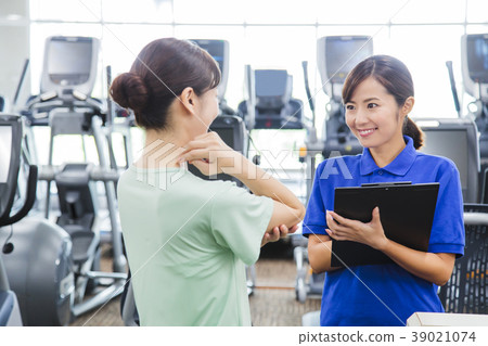 Fitness gym woman Fitness gym woman 39021074