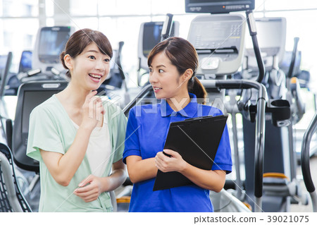 Fitness gym woman Fitness gym woman 39021075