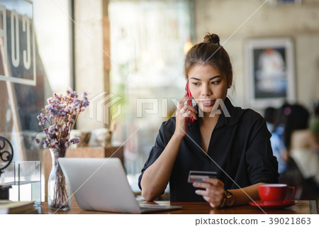 Asian woman call to bank call center for card 39021863