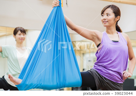 瑜伽空中瑜伽健身健身房女人 39023044