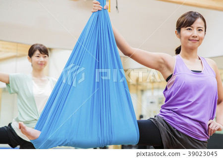 瑜伽空中瑜伽健身健身房女人 39023045