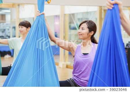 Yoga aerial yoga fitness gym woman 39023046