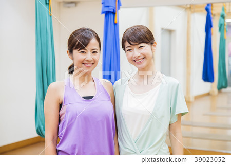 瑜伽空中瑜伽健身健身房女人 39023052