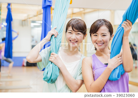 Yoga aerial yoga fitness gym woman 39023060