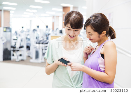 Fitness smartphone gym woman exercise 39023110