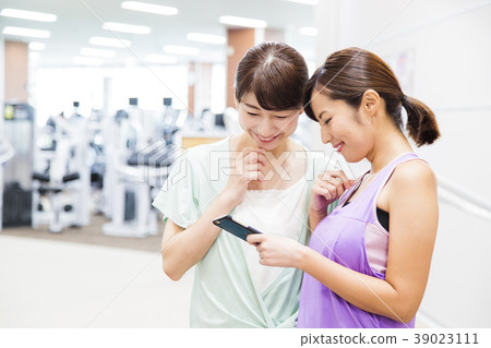 Fitness smartphone gym woman exercise 39023111