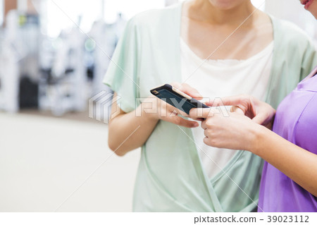 Fitness smartphone gym woman exercise 39023112