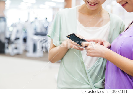 Fitness smartphone gym woman exercise 39023113