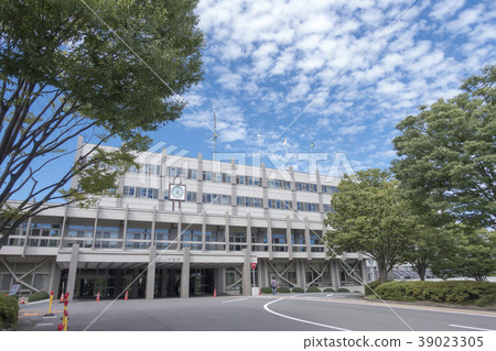 郡山市政廳閃耀在宜人的晴朗的藍天 郡山市政廳閃耀在宜人的晴朗的藍天 39023305