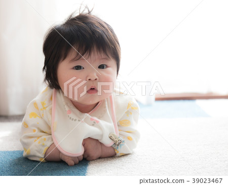 Baby 4 months after birth Baby 4 months after birth 39023467