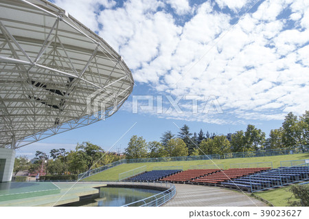 Kaiseisankoen Park Isuzu Lake Kaiseisan Amphitheater shines in a pleasant sunny blue sky 39023627
