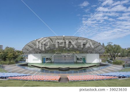 Kaiseisankoen公園五十鈴湖Kaiseisan露天劇場在宜人的晴朗的藍天中閃耀 Kaiseisankoen公園五十鈴湖Kaiseisan露天劇場在宜人的晴朗的藍天中閃耀 39023630