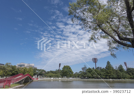 Kaiseisankoen公園五十鈴湖在宜人的晴朗的藍天中閃耀 Kaiseisankoen公園五十鈴湖在宜人的晴朗的藍天中閃耀 39023712