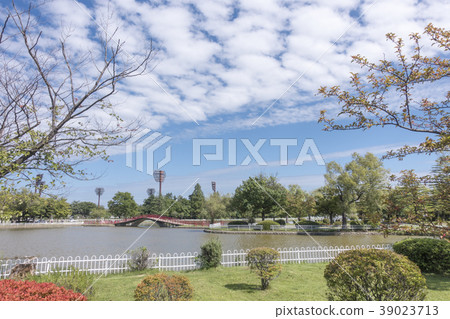 Kaiseisankoen公園五十鈴湖在宜人的晴朗的藍天中閃耀 39023713